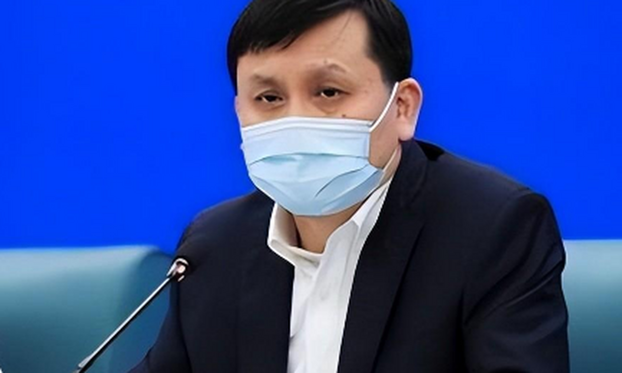 【张文宏谈明年新冠疫情_关键时刻,张文宏针对疫情做出了新研判】