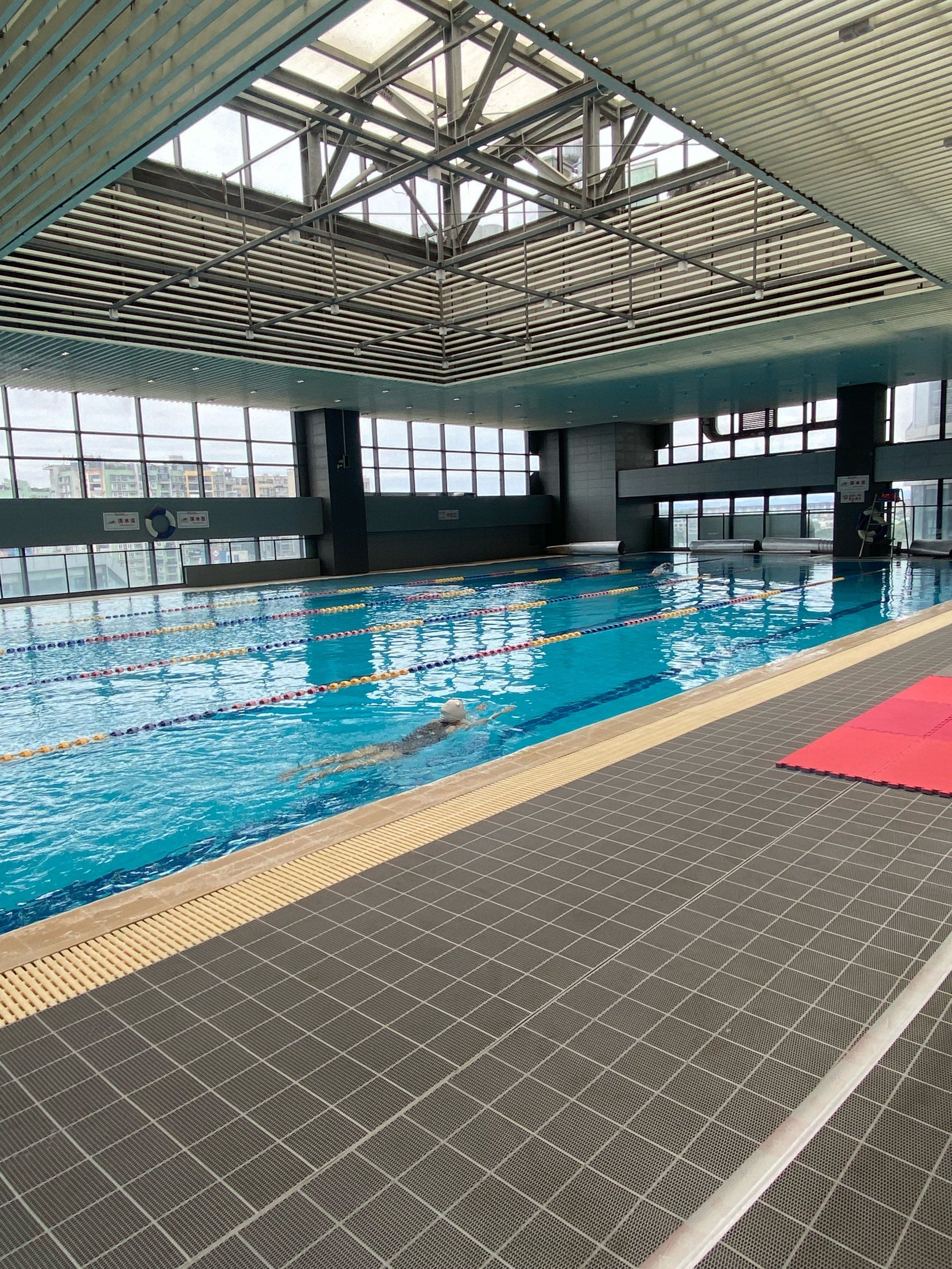 【疫情期间开放的游泳池